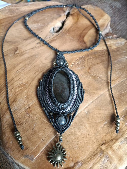 Collier Talisman Aura Pourpre - Lunestya Macramé